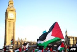 Aktivisti sa palestinskim zastavama tokom marša za Palestinu u Londonu, 9. decembra 2023.
