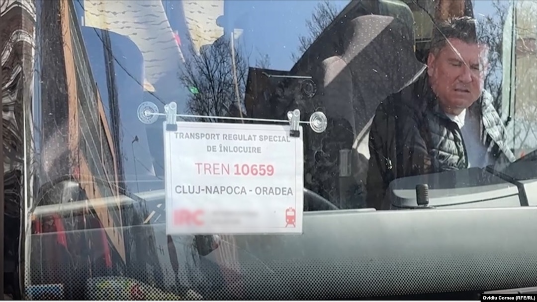 Trenurile dintre Cluj-Napoca şi Oradea nu mai circulă. Operatorii privaţi au introdus autocare de înlocuire, însă nu și CFR, care opera mai bine de jumătate din trenurile de pe această rută.