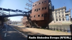 Недоурнатата галија во реката Вардар