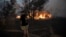 O casă este în flăcări în satul Varnava, la nord de Atena, 11 august 2024. În mai multe regiuni din Grecia a fost declarată stare de alertă maximă din cauza riscului sporit de incendii.