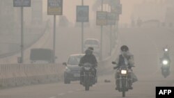 Тежък смог, който се задържа дни наред в индийската столица Ню Делхи, принуди местните власти да удължат извънредното затваряне на училищата с една седмица, 6 ноември 2023 г.