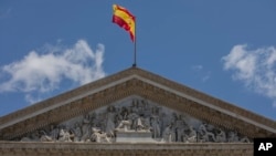 Španjolska zastava na zgradi parlamenta ove zemlje, Madrid (24. maja 2019.)