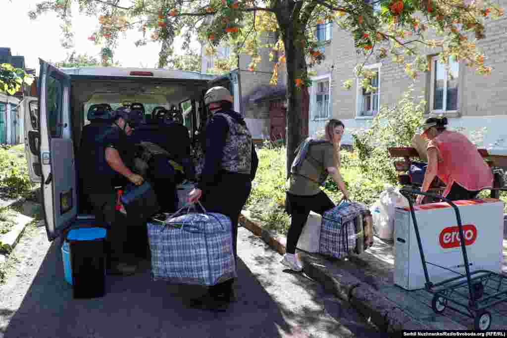 Ще одна адреса. Тут жінка вже все підготувала і винесла на вулицю: декілька сумок із речами, телевізор і &laquo;кравчучка&raquo;.