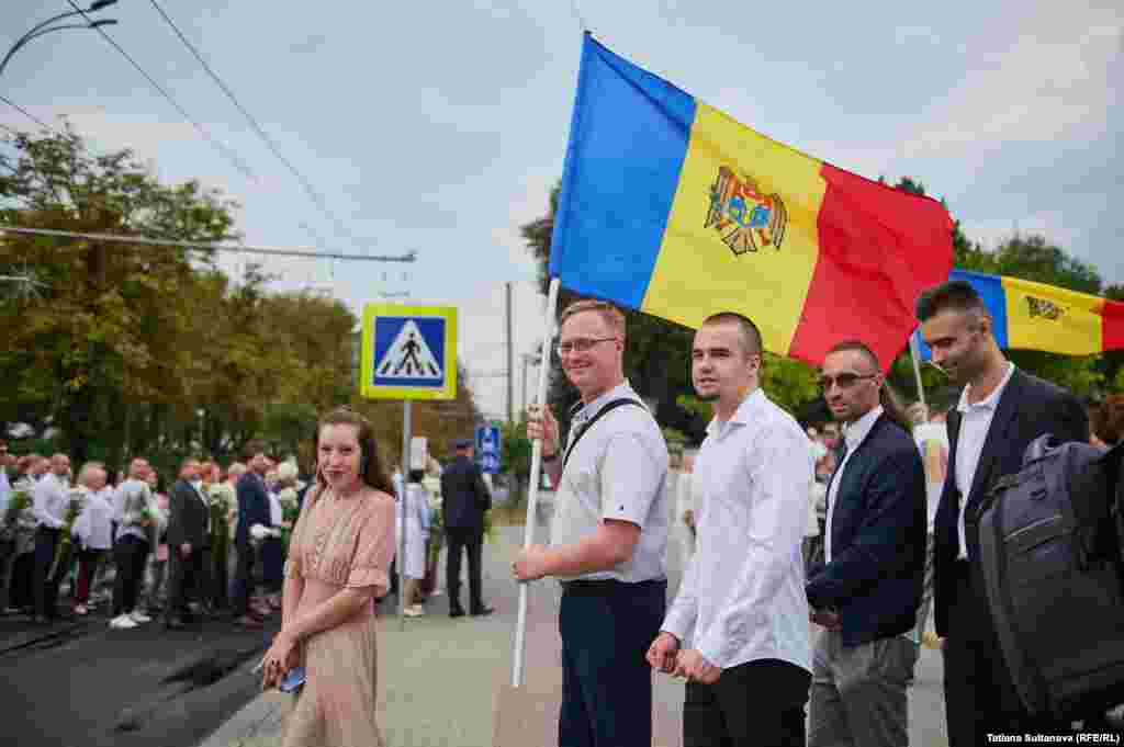 Mai mulți oameni veniți la sărbătoare aveau drapele.&nbsp;