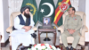 Șeful armatei pakistaneze, generalul Asim Munir (dreapta), alături de Amir Han Muttaqi, ministrul interimar de externe al guvernului condus de talibani în Afganistan, în Rawalpindi, Pakistan, la 6 mai.
