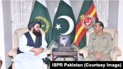 Načelnik pakistanske vojske Asim Munir (desno) na sastanku sa talibanskim zvaničnikom u Afganistanu Amirom Khan Muttaqijem, maj 2023.