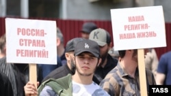 Митинг в Грозном в день перевода в местное СИЗО обвиняемого в сожжении Корана 19-летнего Никиты Журавеля. 27 мая 2023 года 