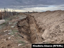 Земля, выкопанная под водопровод, в селе Достык. Абайская область, 10 ноября 2023 года