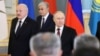 Александр Лукашенко (сол жақта), Қасым-Жомарт Тоқаев (ортада) және Владимир Путин.