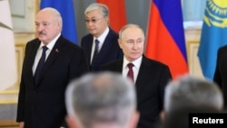Александр Лукашенко (слева), Касым-Жомарт Токаев (в центре) и Владимир Путин 