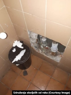 Zapušteni toaleti koje koriste onkološki pacijenti u Tuzli.