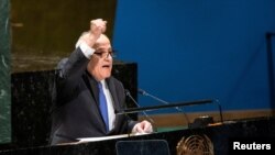 Посол Палестины в ООН Рияд Мансур обращается к делегатам на Генеральной Ассамблее перед голосованием по проекту резолюции, которая признает палестинцев имеющими право стать полноправными членами ООН. Нью-Йорк, США, 10 мая 