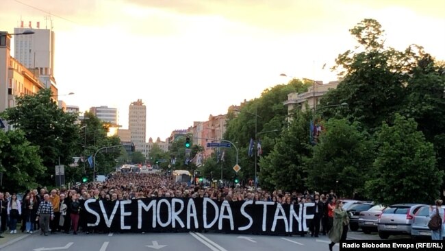 Kolona na protestu u Novom Sadu, 8. maj 2023.