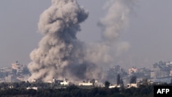 На знімку, зробленому з півдня Ізраїлю 1 листопада 2023 року, видно дим, що піднімається над будівлями в Секторі Гази під час ізраїльського удару, на тлі боїв між Ізраїлем і екстремістським угрупованням «Хамас»