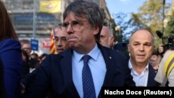 Njerëzit e rrethojnë ish-liderin separatist të Katalonjës, Carles Puigdemont, i cili u kthye në Spanjë pas shtatë vjetëve në mërgim, pavarësisht fletarrestimit për të, ku mori pjesë në një tubim të partisë së tij në Barcelonë, 8 gusht 2024.
