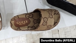 Sandalet Gucci në dyqanin në Prishtinë.