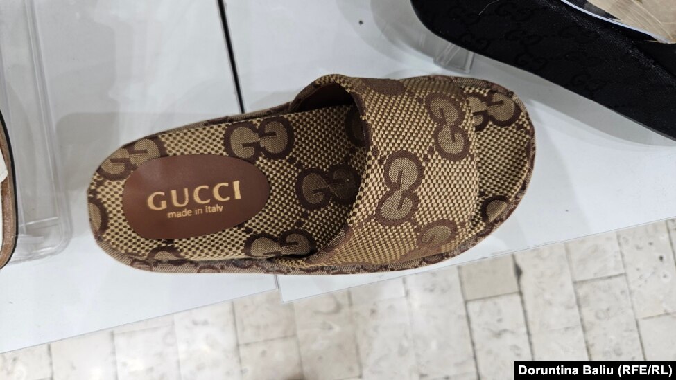 Sandalet Gucci në dyqanin në Prishtinë.