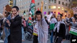 Članovi jevrejske grupe Neturei Karta tokom propalestinskih demonstracija ispred Bijele kuće u Washingtonu u subotu, 4. novembra 2023. Kako sami za sebe kažu, to je međunarodna organizacija ortodoksnih Jevreja posvećena propagiranju judaizma Tore i suprotstavljanju cionistima.