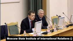 Anton Vuškarnik (levo) drži predavanje na Moskovskom državnom institutu za međunarodne odnose u martu 2017. Izvor: Moskovski državni institut za međunarodne odnose