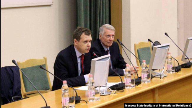 Anton Vuškarnik (levo) drži predavanje na Moskovskom državnom institutu za međunarodne odnose u martu 2017. Izvor: Moskovski državni institut za međunarodne odnose