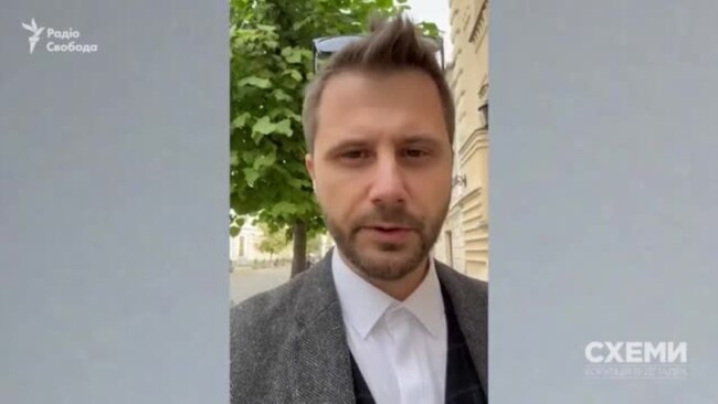 Журналіст «Схем» Максим Савчук безперешкодно пройшов впритул до парламенту, хоча доступ в урядовий квартал обмежений