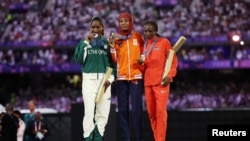 Slijeva nadesno: Tigst Asefa, Sifan Hasan i Helen Obiri, osvajačice medalja u ženskom maratonu u Parizu, 11. avgust 2024.