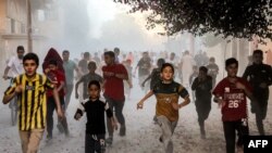 Copii palestinieni fug de un bombardament israelian la Rafah, în sudul Fâșiei Gaza, 6 noiembrie 2023. 