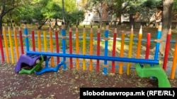 Дел од реквизитите на детското игралиште во Капиштец