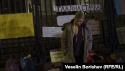  Габриела Банкова, която разгласи гладна стачка на стълбите пред Съдебната палата. Стачката ѝ продължава от предишния понеделник насам. 