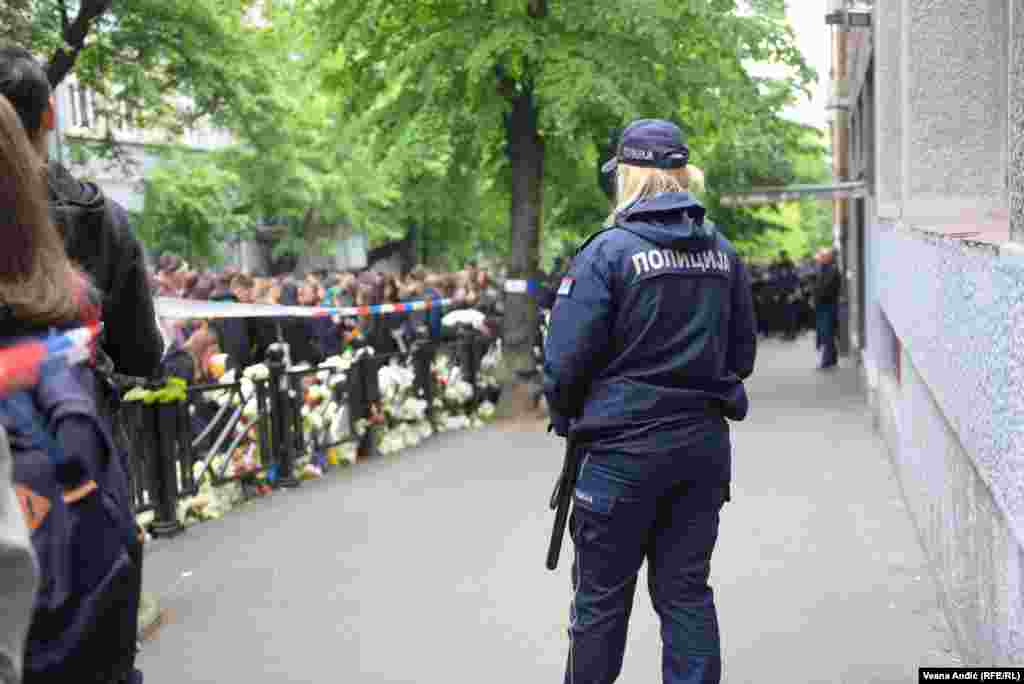 Policija obezbeđuje školu &quot;Vladislav Ribnikar&quot; i komemorativni skup.&nbsp;