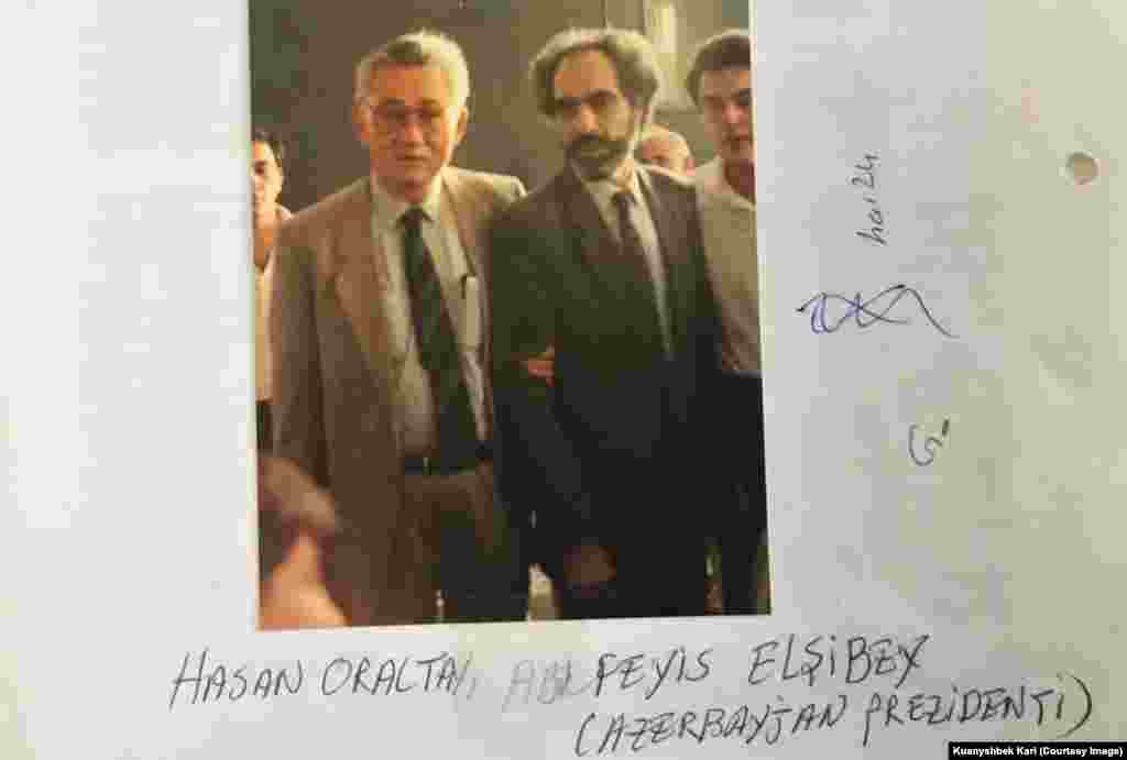 Хасен Оралтай мен Әзербайжанның екінші президенті Әбулфаз Елшібей (ортада).