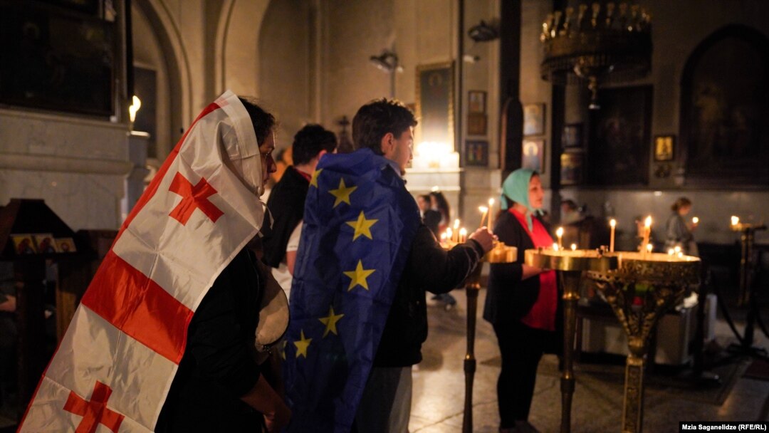 აქციის მონაწილეები ქაშუეთის ტაძარში ლოცულობენ. 3 მაისი, 2024 წელი