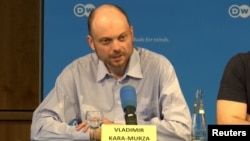 Wladimir Kara-Murza Russiýadan boşadylandan soň, 2-nji awgustda Germaniýanyň Bonn şäherinde çykyş edýär.