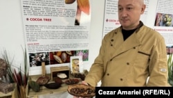 Ghidul Muzeului Ciocolatei din București, Marius Rădoi, arată boabele de cacao din care este procesată ciocolata