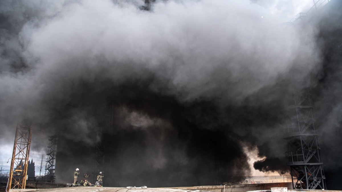 In the Krasnodar region, a tank with oil products caught fire near the port of Taman