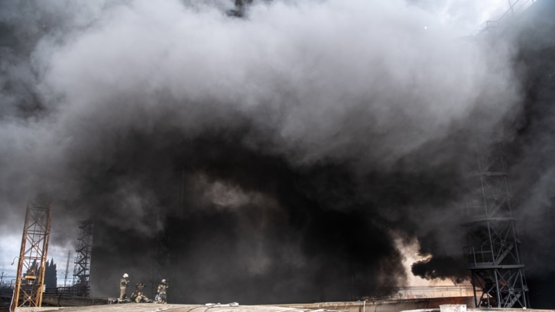 В Краснодарском крае у порта Тамань загорелся резервуар с нефтепродуктами
