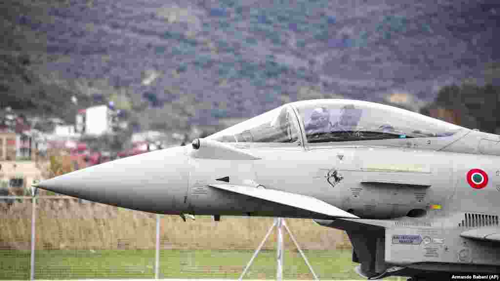 Ranije poznata kao "Staljinov grad", po sovjetskom diktatoru Josifu Staljinu, baza je renovirana novcem NATO-a. Troškovi su iznosili&nbsp;50 miliona dolara.