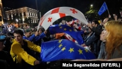 Mii de persoane, în special tineri, au protestat zile și nopți la rând pentru ca Parlamentul georgian să renunțe la legea „agenților străini”, aflată în faza lecturii finale. Imagine de la protestul din seara de 12 spre 13 mai.
