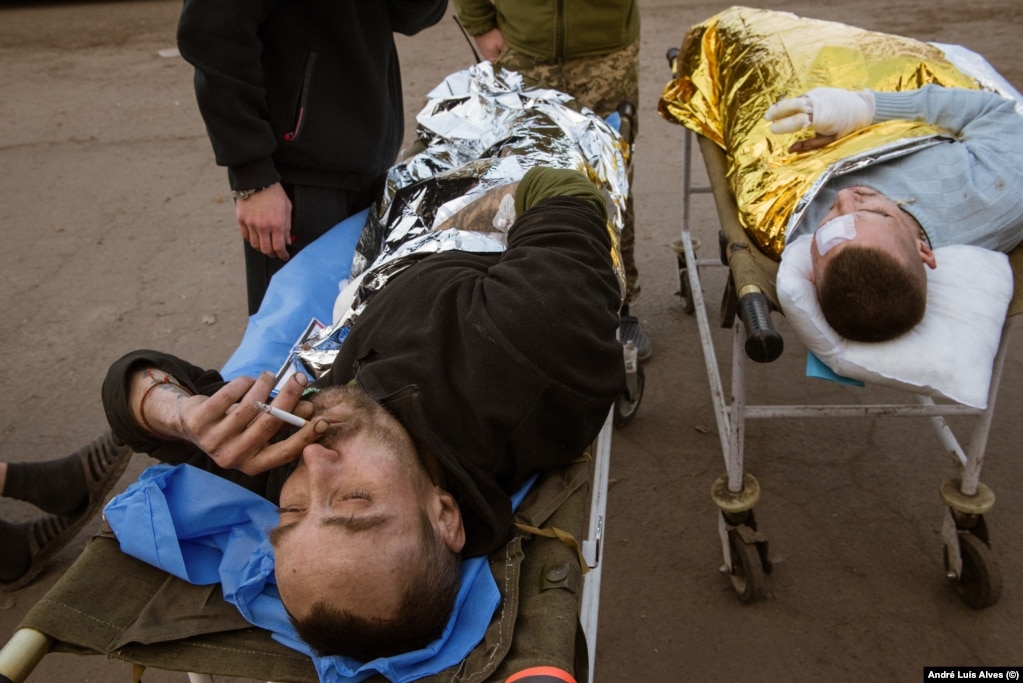 Dy ushtarë të plagosur ukrainas barten nga vija e frontit në Avdivka.