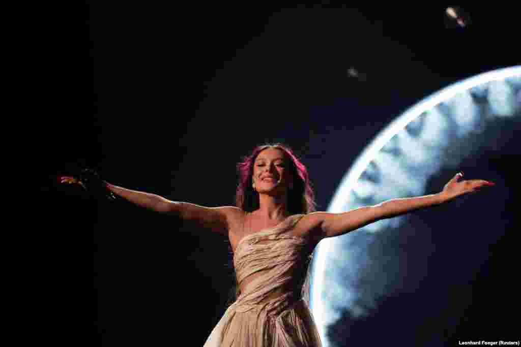 Еден Голан представниця Ізраїлю на сцені під час другого півфіналу пісенного конкурсу &laquo;Євробачення-2024&raquo; у Мальме, Швеція, 9 травня 2024 року &nbsp;