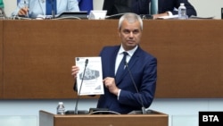  Костадин Костадинов с книгата 