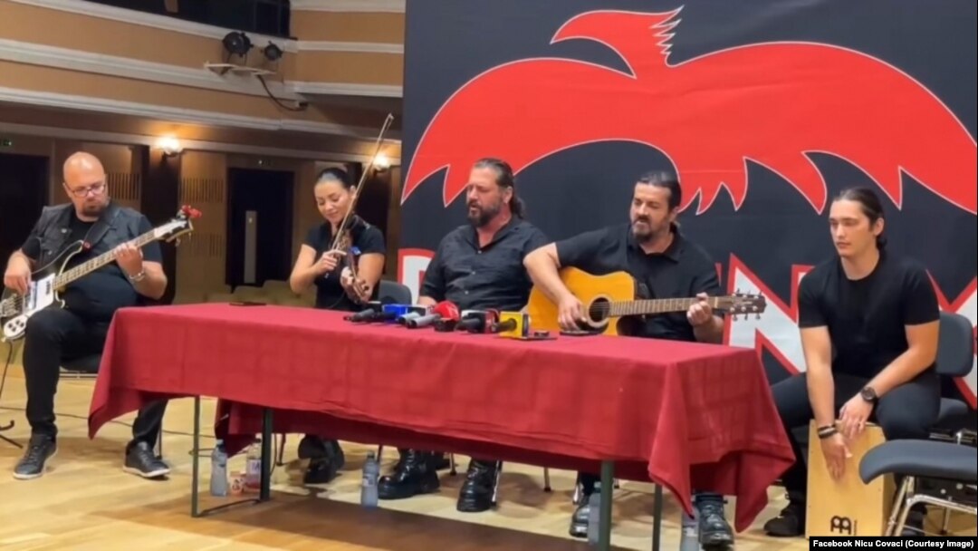 Conferința de presă ținută de membrii actuali ai trupei Phoenix a început cu piesa Cocoșii negri.