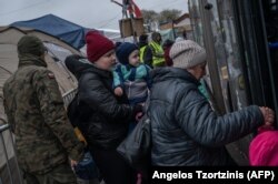 Українські біженці сідають в автобус після перетину кордону України з Польщею на прикордонному переході Медика. Польща, 1 квітня 2022 року