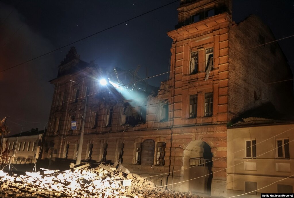 Il ministro degli Interni Ihor Klymenko ha detto che otto case private, un edificio a tre piani, diverse automobili e un'officina di riparazione automobili sono state danneggiate durante l'attacco a Kharkiv.