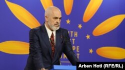 Kryeministri i Shqipërisë, Edi Rama, duke folur në konferencën e përbashkët për media me presidentin ukrainas, Volodymyr Zelensky, pas Samitit për Ukrainën, në Tiranë, më 28 shkurt 2024.