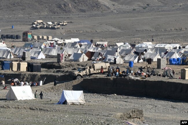 Afganët e kthyer nga Pakistani në vendlindje, duke jetuar në tenda të improvizuara.
