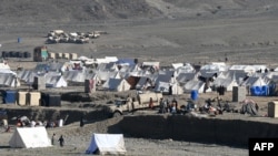 خیمه های موقت که در منطقه سرحدی تورخم برای اقامت مهاجرین برگشت کننده ساخته شده است