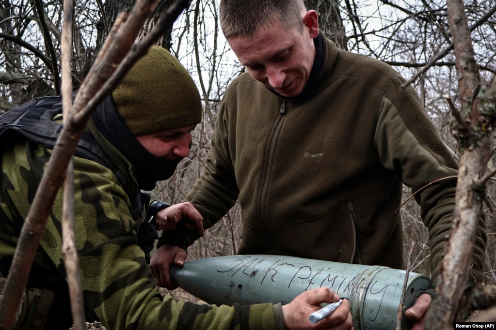 Ushtarët ukrainas duke nënshkruar një predhë "për Kreminën". Qyteti lindor i Ukrainës është luftuar intensivisht që nga ditët e para të pushtimit rus të vitit 2022. Disa uebsajte ukrainase ofrojnë që të shkruajnë mesazhe me porosi në predha të destinuara për t'u gjuajtur drejt pozicioneve ruse për një tarifë të caktuar. Një faqe pretendon se ka mbledhur më shumë se 1.5 milion dollarë për ushtrinë ukrainase që nga lansimi më 2022.