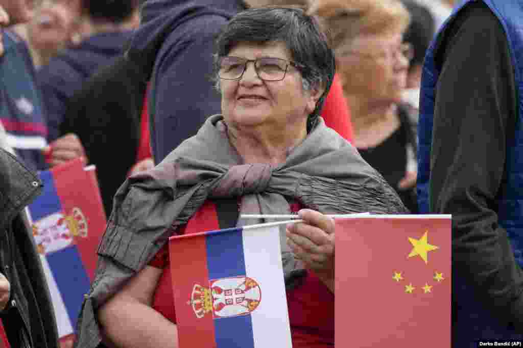Uz kineske i srpske zastave, aplaudirali su Siju i&nbsp;uzvikivali &quot;Srbija, Kina&quot;.