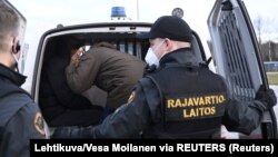 Tražitlji azila koji dolaze u Rusiju transportuju se u prijemni centar Joutseno, na prelazu Nuijamaa, 16. novembar 2023. 